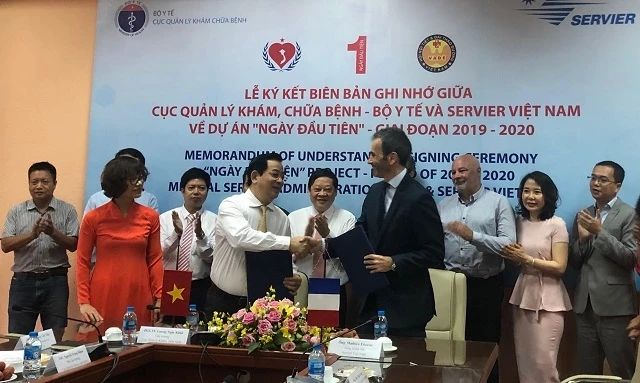 Cục trưởng Cục Quản lý khám, chữa bệnh Lương Ngọc Khuê và ông Mathieu Fitoussi, Tổng Giám đốc Servier Việt Nam ký kết biên bản ghi nhớ hợp tác.