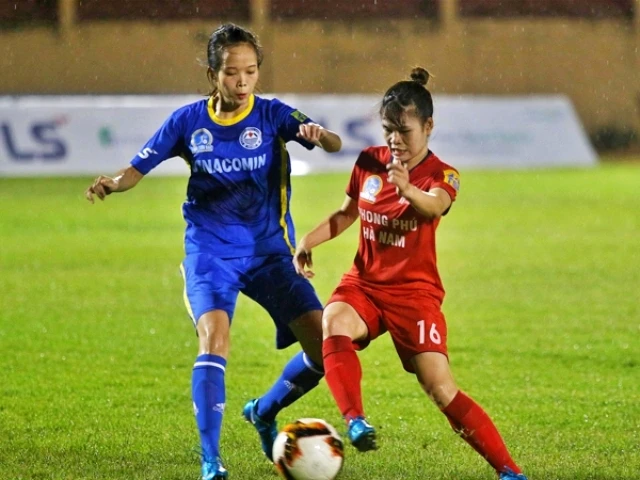 Phong Phú Hà Nam (áo đỏ) vẫn duy trì ngôi đầu cùng thành tích bất bại sau ba vòng.