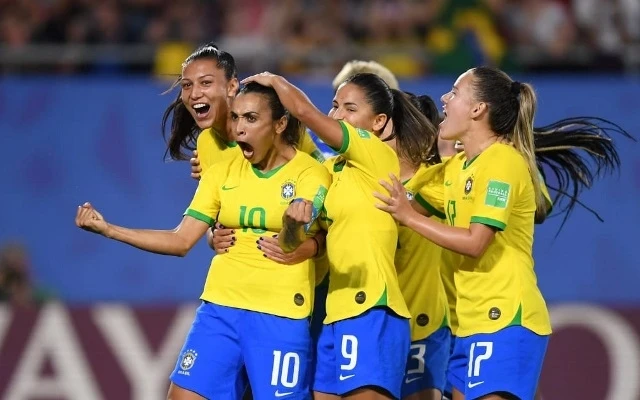 Marta (số 10) cùng các đồng đội ăn mừng bàn thắng duy nhất vào lưới Italia. (Ảnh: Getty Images)