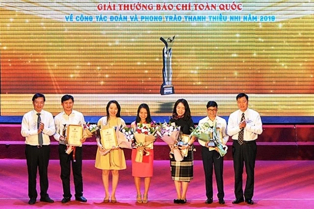 Các tác giả, đại diện nhóm tác giả giành Giải nhất của cuộc thi.