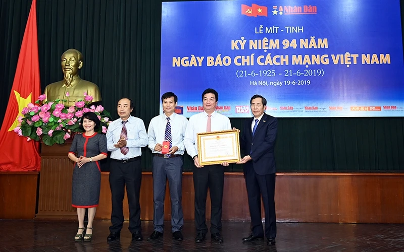 Đồng chí Thuận Hữu trao tặng Huân chương Lao động hạng Nhất của Chủ tịch nước cho tập thể Công ty In Nhân Dân Bình Định.