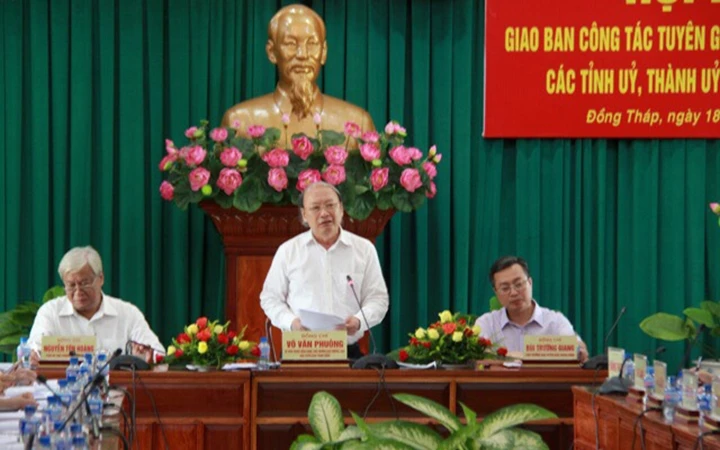 Đồng chí Võ Văn Phuông, Phó trưởng ban Thường trực Ban Tuyên giáo Trung ương phát biểu tại hội nghị