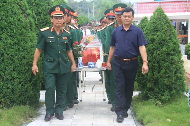 Lãnh đạo tỉnh Điện Biên và lãnh đạo Quân khu 2 an táng hài cốt liệt sĩ.