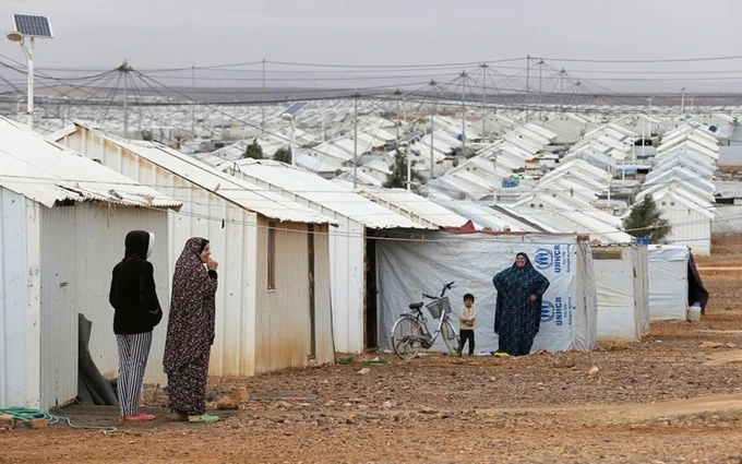 Người tị nạn Syria đứng trước “nhà” của họ tại trại tị nạn Azraq, gần TP Al Azraq, Jordan, tháng 12-2018. (Ảnh: Reuters)