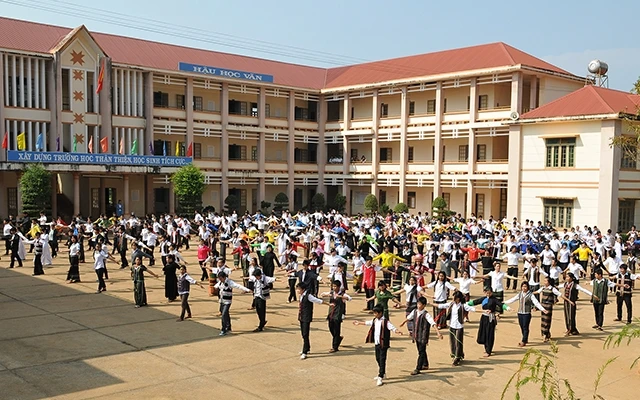 Học sinh Trường THPT Dân tộc nội trú Nơ Trang Lơng tỉnh Ðác Nông trong giờ học giáo dục thể chất. Ảnh: THANH TRÚC