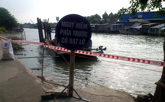 Bờ sông Cái Sắn, phường Mỹ Thạch, TP Long Xuyên (An Giang) bị sạt lở nghiêm trọng.