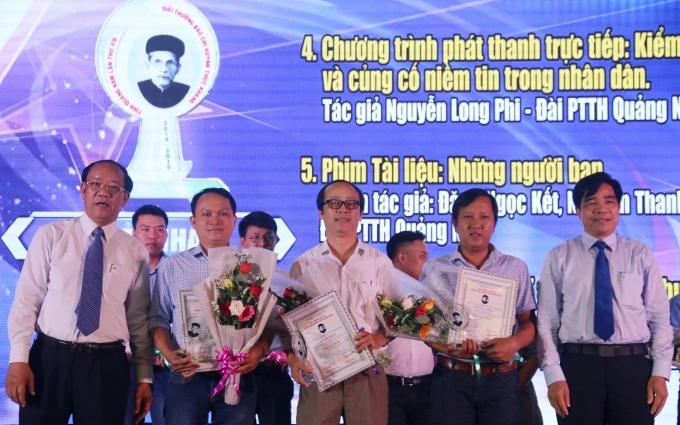 Giải thưởng báo chí Huỳnh Thúc Kháng cho các tác giả xuất sắc đạt giải.