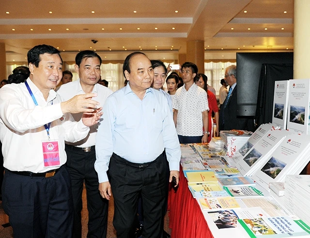 Thủ tướng Nguyễn Xuân Phúc tham quan triển lãm công nghệ phòng, chống thiên tai trong khuôn khổ hội nghị. 