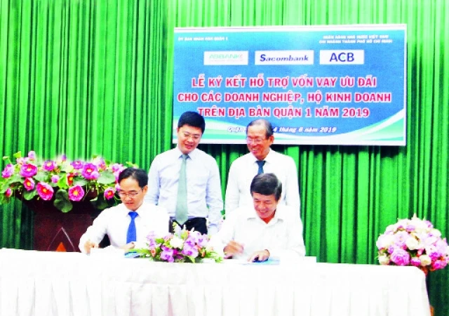 Đại diện Ngân hàng Nhà nước Việt Nam chi nhánh TP Hồ Chí Minh tham gia lễ ký kết hỗ trợ vốn vay giữa ngân hàng và các doanh nghiệp, hộ kinh doanh trên địa bàn quận 1 .