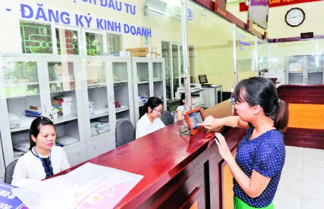 Người dân đánh giá chất lượng phục vụ của cán bộ, công chức tại Bộ phận một cửa UBND huyện Quốc Oai. 