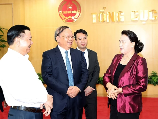 Chủ tịch QH Nguyễn Thị Kim Ngân với các đại biểu tại buổi làm việc. 