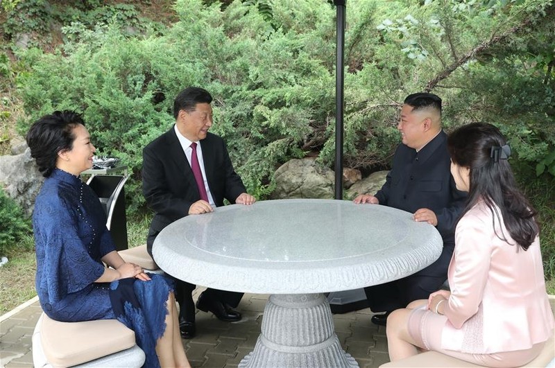 Nhà lãnh đạo Triều Tiên Kim Jong-un (thứ 2, phải) cùng phu nhân (phải) và Chủ tịch Trung Quốc Tập Cận Bình (thứ 2, trái) và phu nhân dự bữa tiệc trưa ở Bình Nhưỡng (Triều Tiên) ngày 21-6-2019. (Ảnh: X