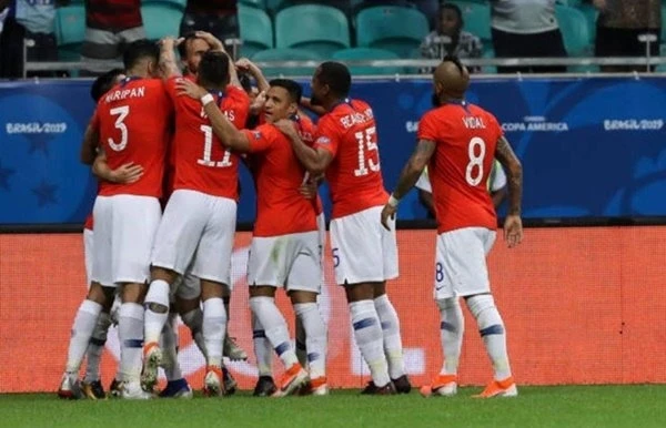 Đội tuyển Chile vươn lên vị trí đầu bảng với hai điểm nhiều hơn Uruguay.