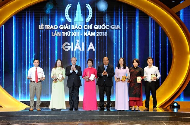 Thủ tướng Nguyễn Xuân Phúc và đồng chí Trần Quốc Vượng, Ủy viên Bộ Chính trị, Thường trực Ban Bí thư trao giải A cho các tác giả đoạt giải.