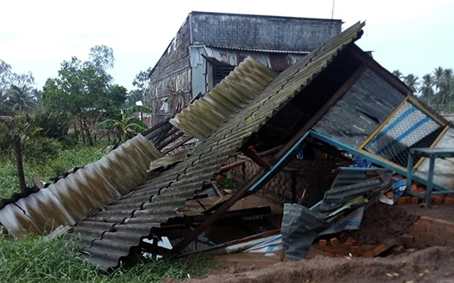 Một căn nhà bị lốc thổi bay qua một khoảnh đất khá xa.