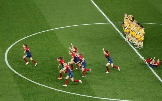 Các cầu thủ Na Uy ăn mừng tấm vé vào tứ kết World Cup nữ 2019 sau khi giành chiến thắng trước Australia trên chấm luân lưu. (Ảnh: Reuters)