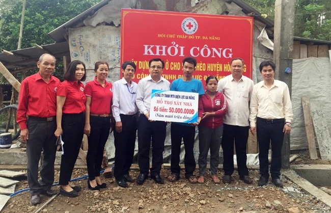Khởi công xây mới nhà cho gia đình ông Trần Công Chung ở thôn Phú Sơn 3, xã Hòa Khương (huyện Hòa Vang, Đà Nẵng).