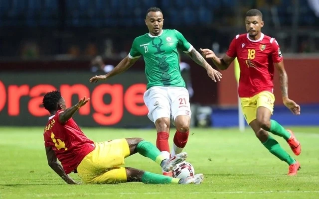 Madagascar (áo xanh) gây bất ngờ trong lần đầu được tham dự CAN Cup khi cầm hòa Guinea của ngôi sao Naby Keita trong trận ra quân có tới bốn bàn thắng. (Ảnh: CAN 2019)