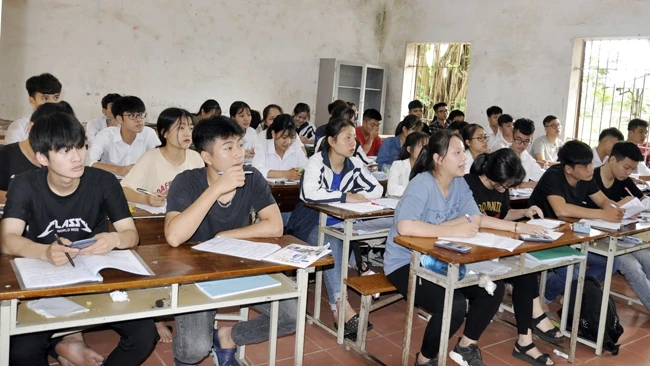 Giờ ôn tập và nghe phổ biến quy chế thi của học sinh Trường THPT Yên Lạc (huyện Yên Lạc, tỉnh Vĩnh Phúc).