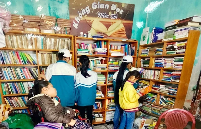 Không gian đọc Niềm Tin thu hút đông đảo bạn đọc tại xã Đông Hợp, huyện Đông Hưng (Thái Bình).