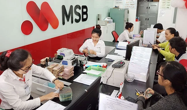 Khách hàng giao dịch tại Chi nhánh Ngân hàng TMCP Hàng hải Việt Nam (MSB).