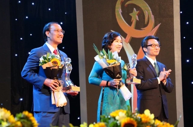 Phó Thủ tướng Vũ Đức Đam trao giải thưởng Chất lượng quốc tế - châu Á Thái Bình Dương cho hai doanh nghiệp.