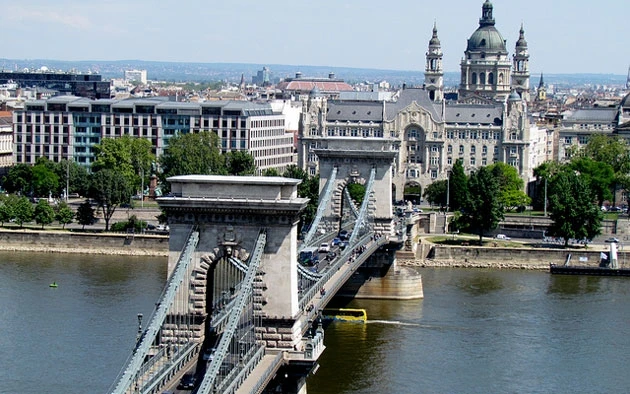 Cầu Xích qua sông Danube hoàn thành vào năm 1849, là một trong những biểu tượng của thành phố.