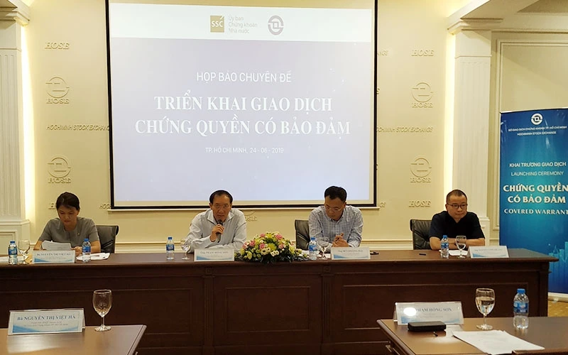Phó Chủ tịch UBCKNN Phạm Hồng Sơn (thứ 2 bên trái) trao đổi với báo chí tại buổi hop báo.