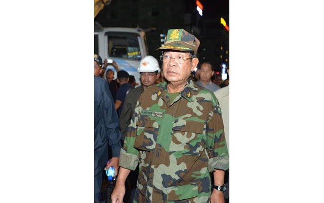 Thủ tướng Campuchia Samdech Hun Sen tại hiện trường vụ sập công trình xây dựng.