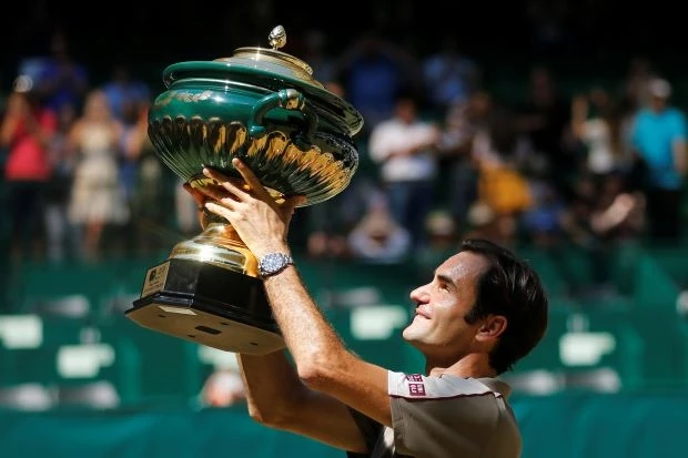 Roger Federer ăn mừng chức vô địch Halle mở rộng thứ 10 trong sự nghiệp. (Ảnh: Reuters)