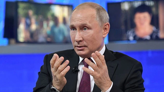 Tổng thống Vladimir Putin đối thoại trực tuyến với người dân. Ảnh: RFERL