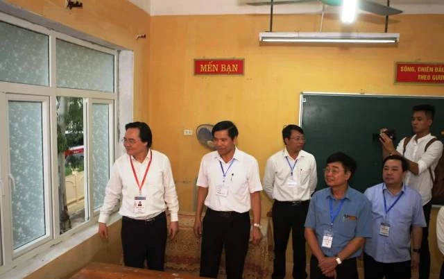 Bộ trưởng GD-ĐT Phùng Xuân Nhạ kiểm tra công tác chuẩn bị tại điểm thi Trường THCS An Khánh.