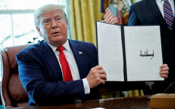 Tổng thống Trump ký sắc lệnh áp đặt các biện pháp trừng phạt mới nhằm vào Iran, tại Nhà trắng, ngày 24-6. (Ảnh: Reuters)