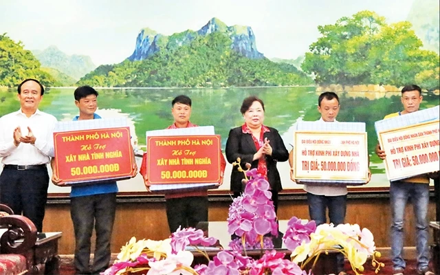 Lãnh đạo TP Hà Nội trao kinh phí xây dựng nhà tình nghĩa tặng các hộ nghèo các tỉnh miền núi phía bắc.