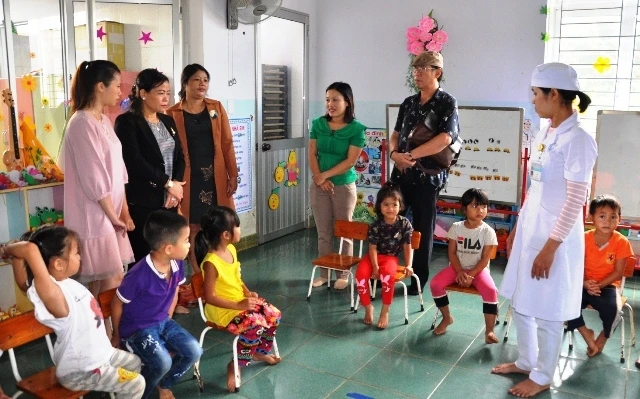 Lãnh đạo tỉnh kiểm tra công tác phòng, chống dịch tại Trường mầm non xã Đác Trăm, huyện Đác Tô, tỉnh Kon Tum.
