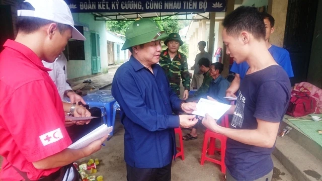 Lãnh đạo tỉnh Lai Châu thăm hỏi, động viên gia đình bị thiệt hại tại xã Pa Vệ Sử, huyện Mường Tè.