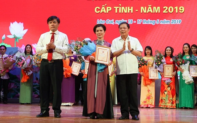 Trao giải nhất Hội thi "Người đứng đầu cơ sở giáo dục Lào Cai làm theo lời Bác".