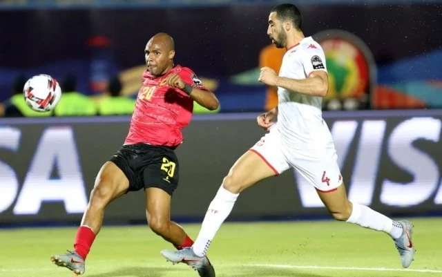 Angola (áo đỏ) đã có một trận đấu xuất sắc trước ứng cử viên sáng giá cho chức vô địch Tunisia. (Ảnh: CAN 2019)