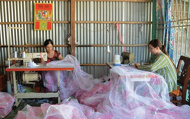 Huyện Châu Thành (tỉnh An Giang) quan tâm công tác giải quyết việc làm tại chỗ cho lao động nông thôn, tạo thu nhập ổn định giúp người dân thoát nghèo. Ảnh: TRUNG HIẾU