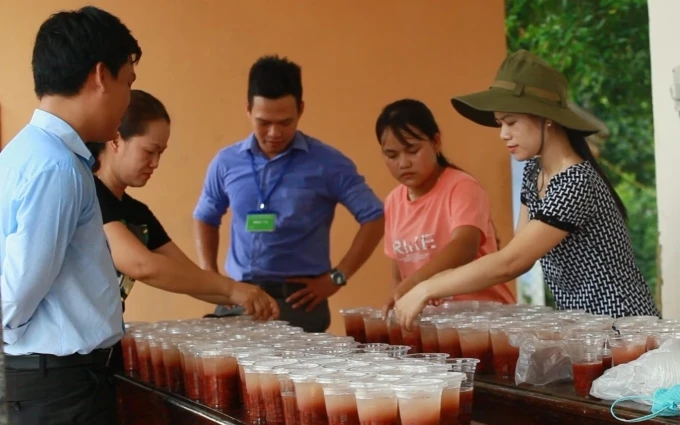 Các mẹ, chị ở Phú Lộc, Thừa Thiên - Huế đang truyền niềm tin cho các thí sinh vốn là con em trong vùng.