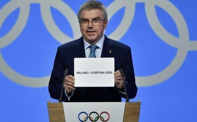 Chủ tịch IOC Thomas Bach công bố kết quả bỏ phiếu, qua đó Italia chính thức trở thành chủ nhà của Olympic mùa đông 2026. (Ảnh: EPA)