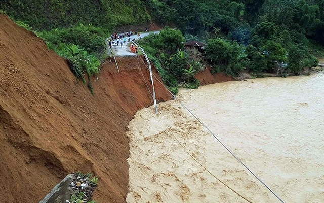Ðoạn Km 301+400 quốc lộ 4H trên địa bàn huyện Mường Tè (Lai Châu) bị sạt lở nghiêm trọng. Ảnh: Hà Dũng