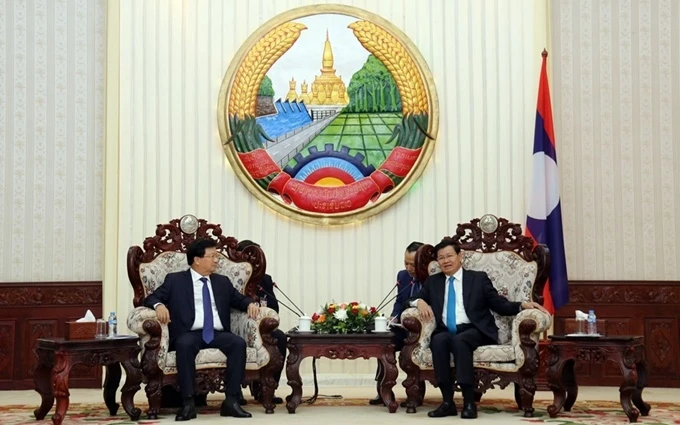 Tại buổi tiếp Phó Thủ tướng Trịnh Đình Dũng, Thủ tướng Lào Thongloun Sisoulith (phải) đề nghị Chính phủ Việt Nam tiếp tục thúc đẩy triển khai hiệu quả các dự án đầu tư của Việt Nam tại Lào.