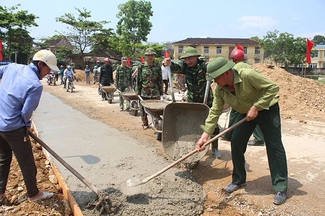Bộ đội Biên phòng Hà Tĩnh giúp nhân dân xã Hương Vĩnh (Hương Khê) làm đường giao thông nông thôn.