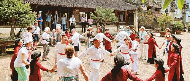 Trải nghiệm hát xoan ở làng cổ hấp dẫn du khách.