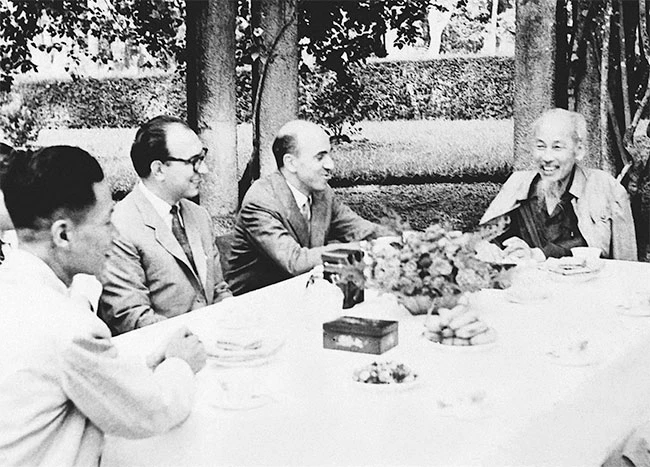Chủ tịch Hồ Chí Minh tiếp đoàn nhà báo L’Unita của Đảng Cộng sản I-ta-li-a, ngày 12-5-1959. Ảnh tư liệu