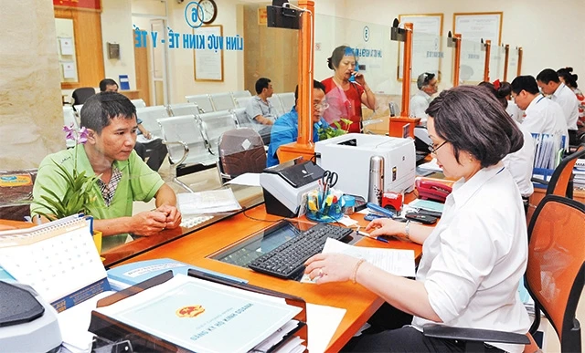 Người dân làm thủ tục đăng ký kinh doanh tại bộ phận một cửa quận Hoàn Kiếm (TP Hà Nội). Ảnh: ANH AN