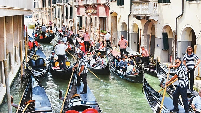 Thuyền chở khách tắc nghẽn ở Venice.