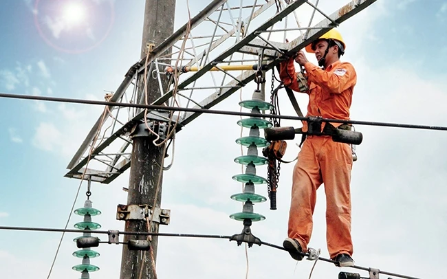 Công nhân Điện lực huyện Ba Bể (Bắc Cạn) sửa chữa đường dây.