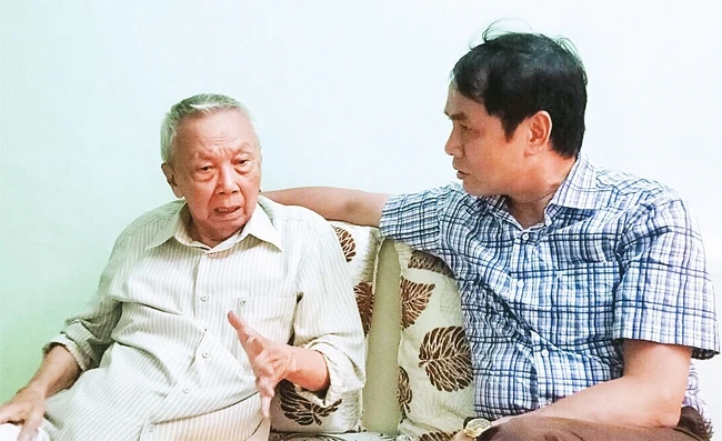 Nhà văn Cao Duy Thảo (trái) và nhà thơ Hữu Việt.